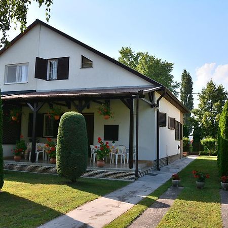 Rózsa nyaralóház Balatonboglár Esterno foto