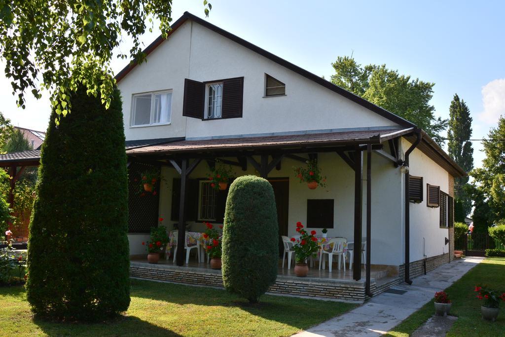 Rózsa nyaralóház Balatonboglár Esterno foto
