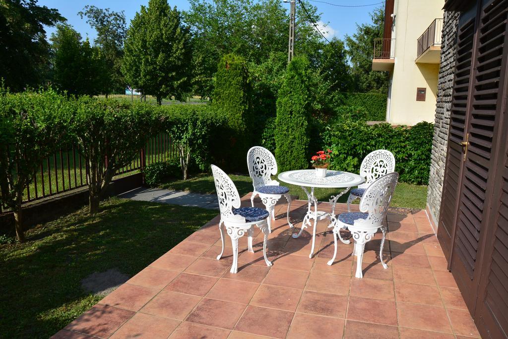 Rózsa nyaralóház Balatonboglár Esterno foto