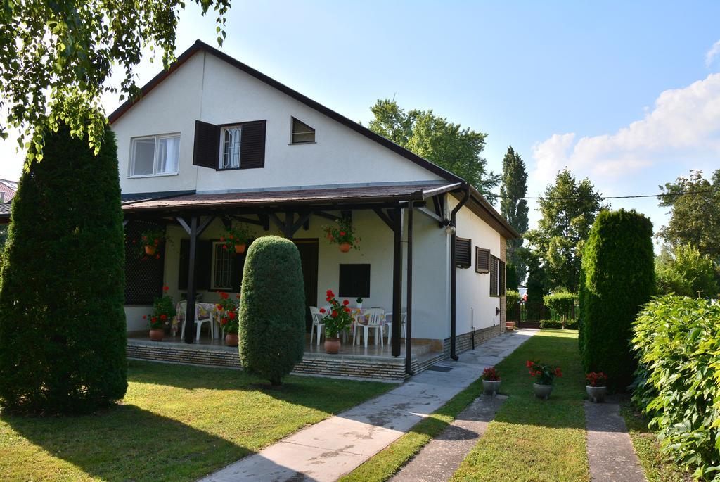 Rózsa nyaralóház Balatonboglár Esterno foto